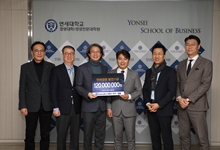 EMBA 10기 원우회 발전기금 1억 2천만 원 기탁…48명 원우 전원 참여