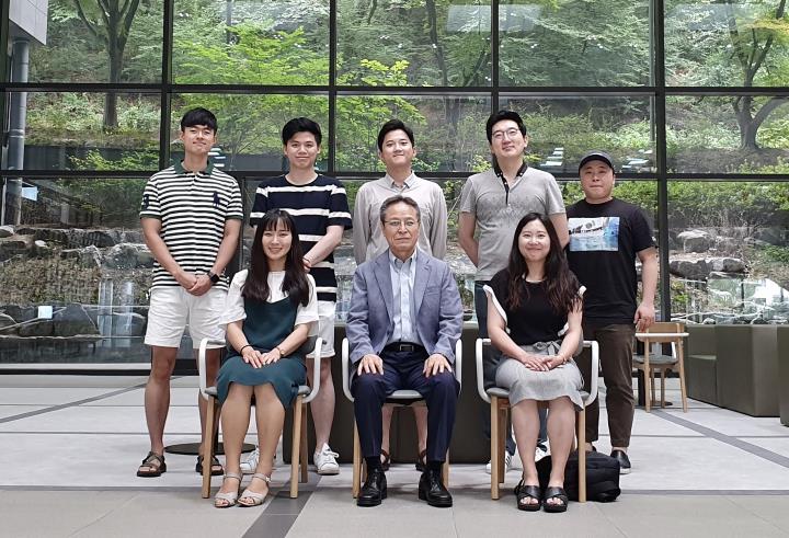 임웅기 명예교수가 이끄는 졸업생 간담회 ‘튜모스'…성찰을 통한 성장을 바라다